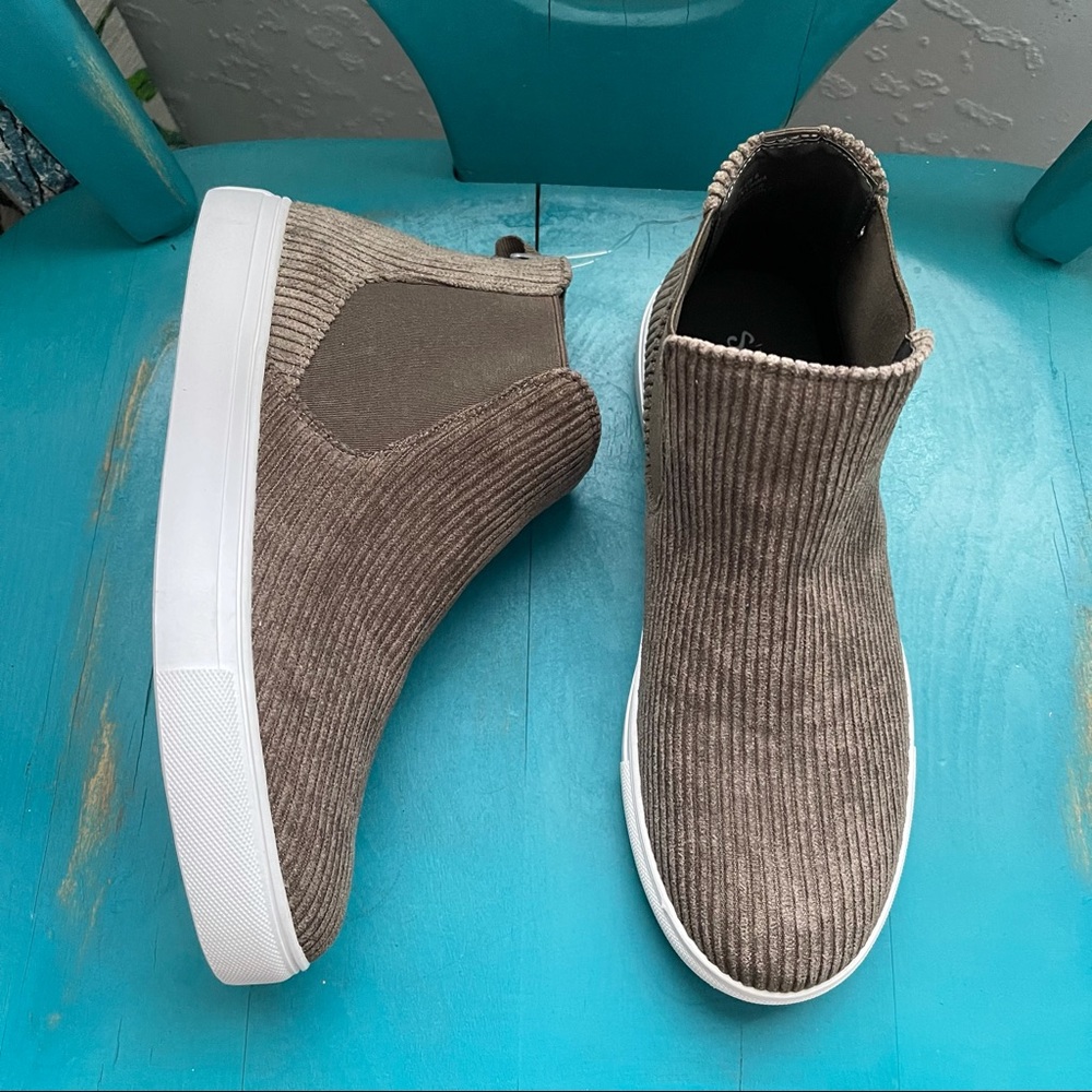 SBICCA Taupe Corduroy Ankle Boots Size 6
